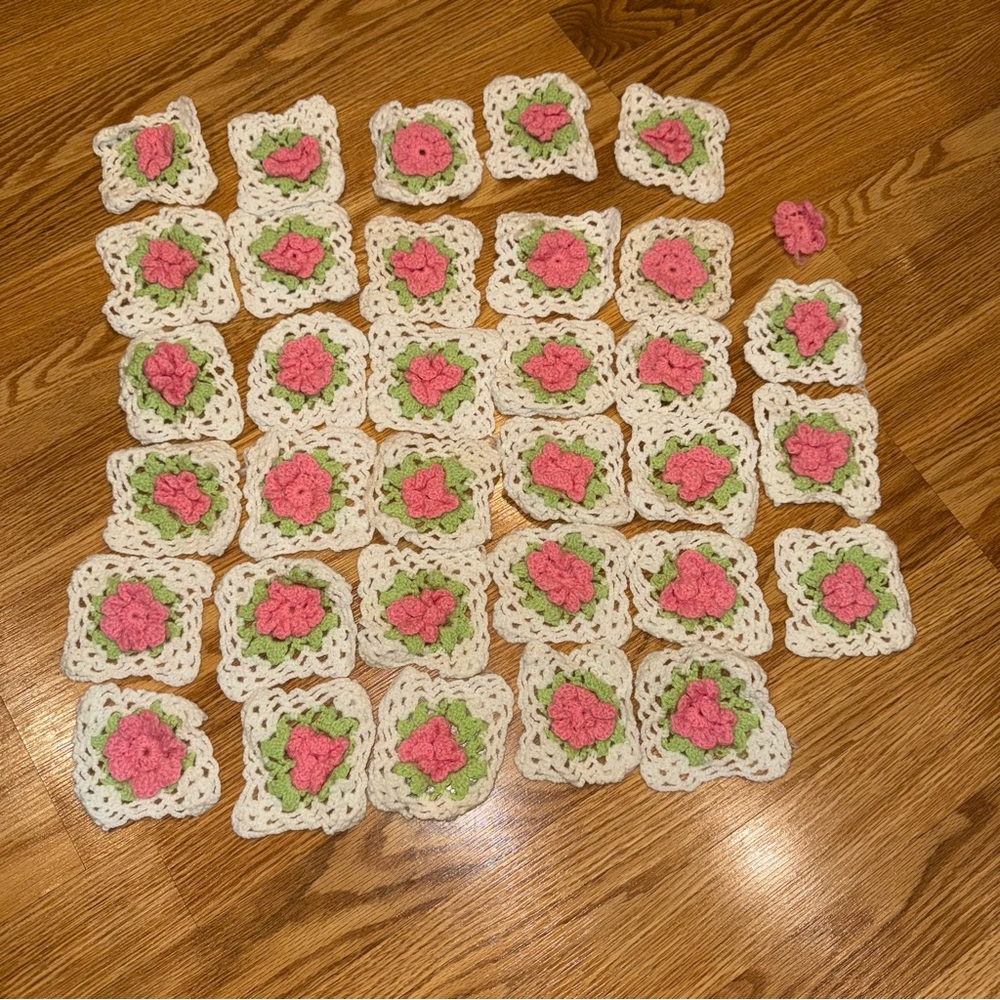 Lot of 33- 3” ROSE Pink White Green Crochet FLOWER GRANNY SQUARES Blocks Vintage